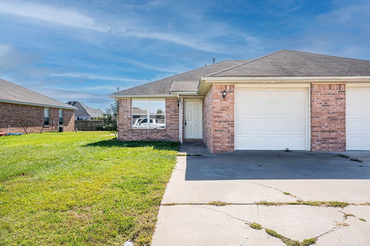 401 E Southern Trace Dr - Photo 4 of 32