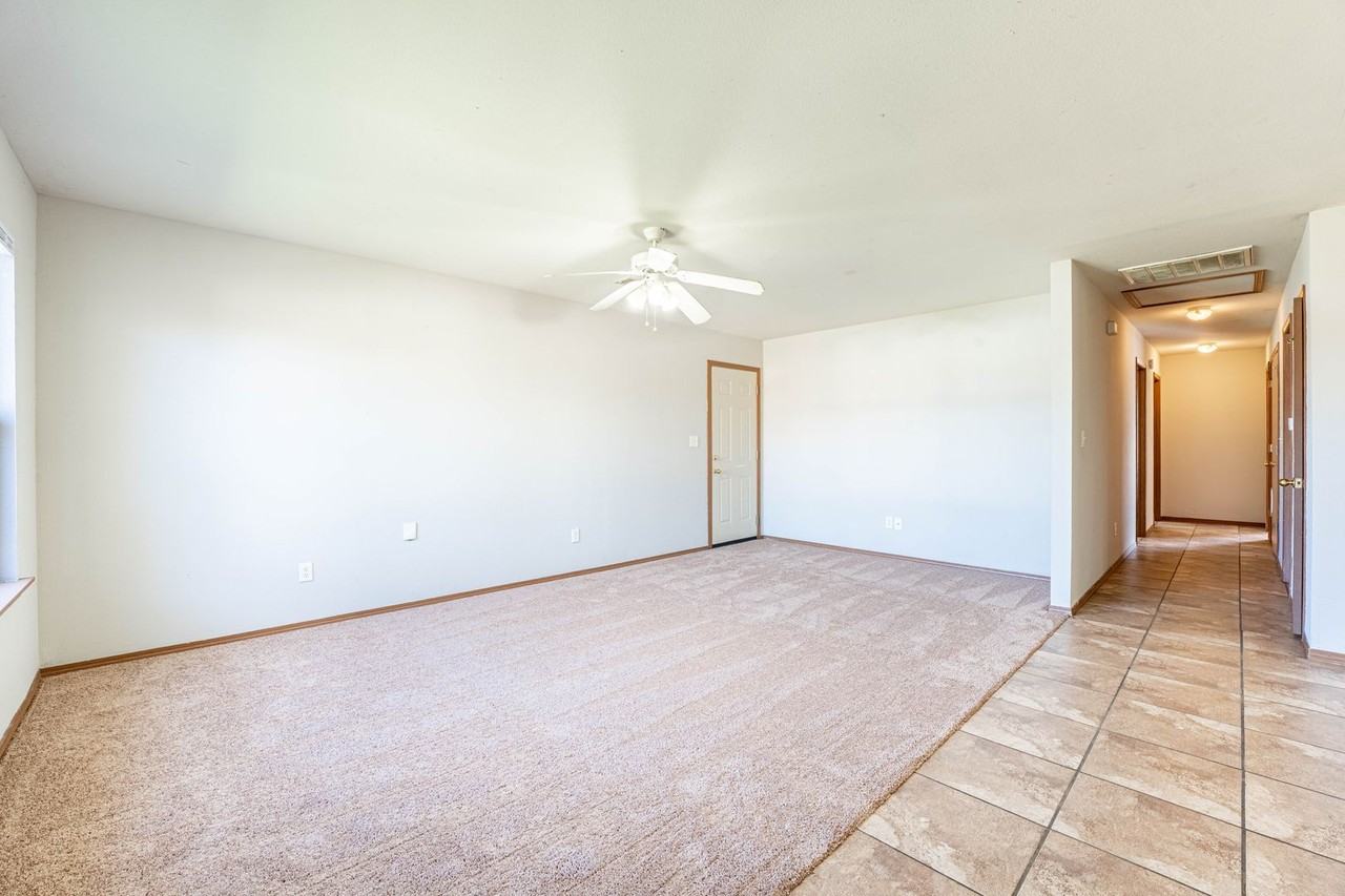 401 E Southern Trace Dr - Photo 5 of 32