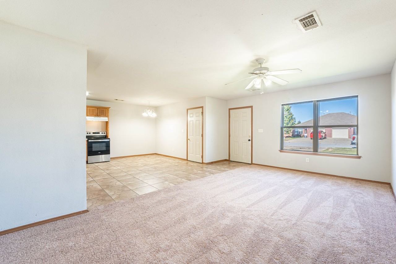 401 E Southern Trace Dr - Photo 6 of 32