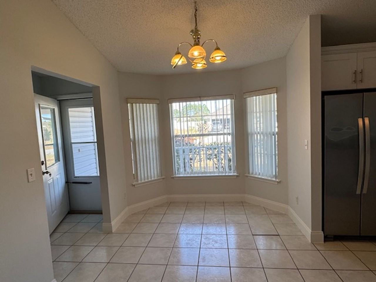 30 Freeland Ln - Photo 3 of 8