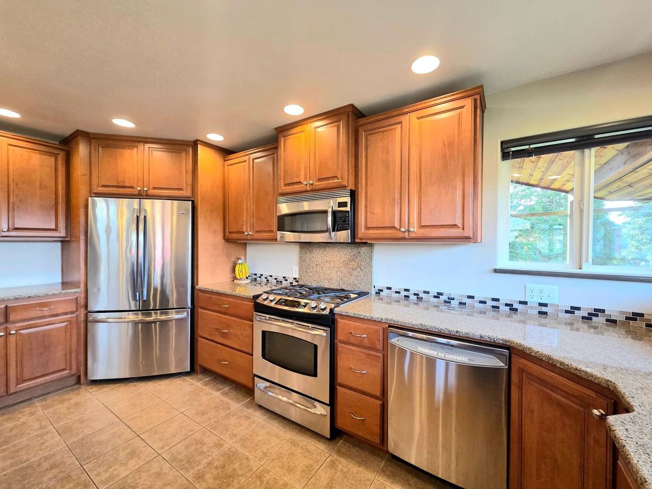 530 S Lynn Ave - Photo 2 of 50