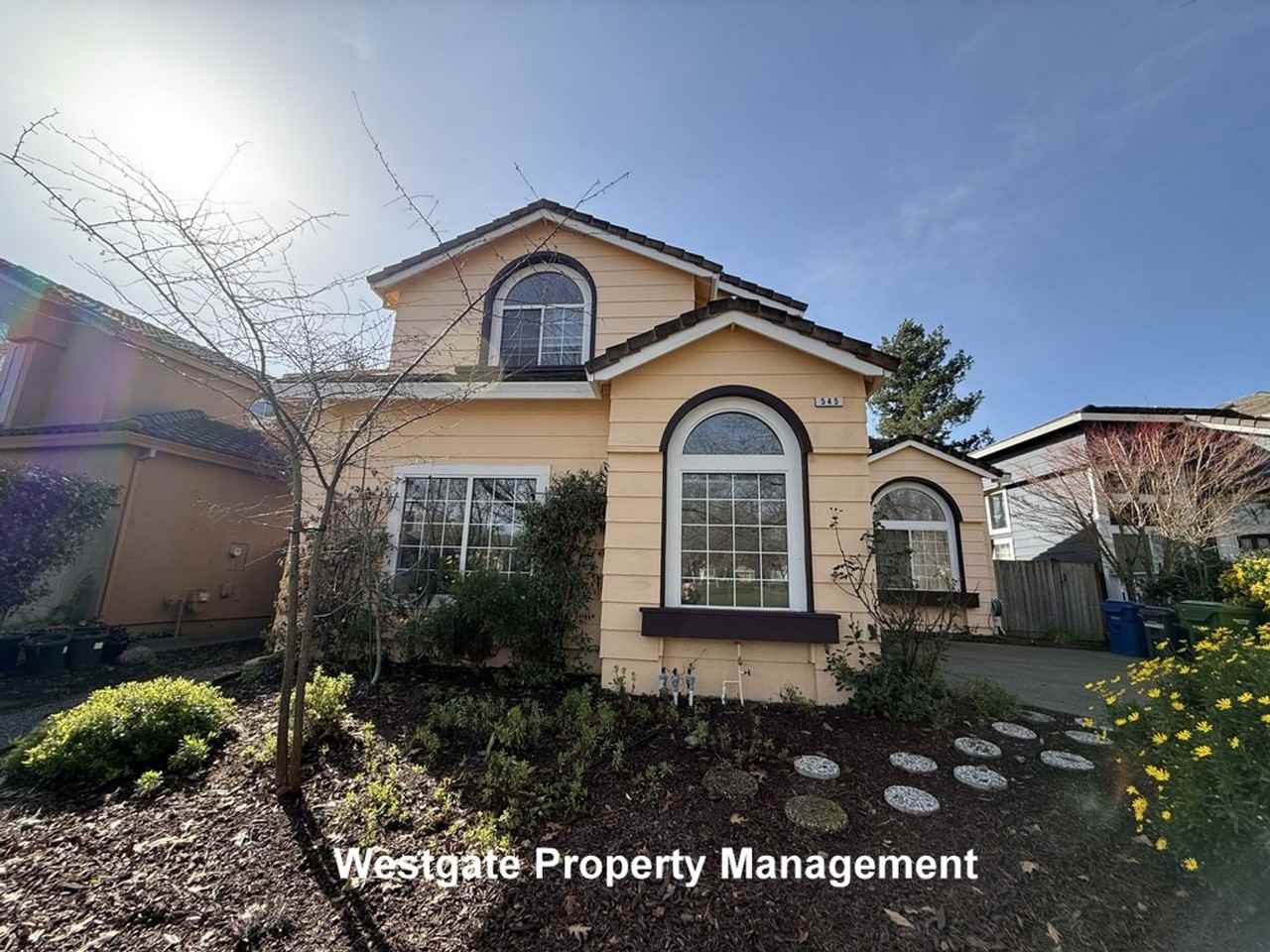 545 Almanor St - Photo 4 of 25