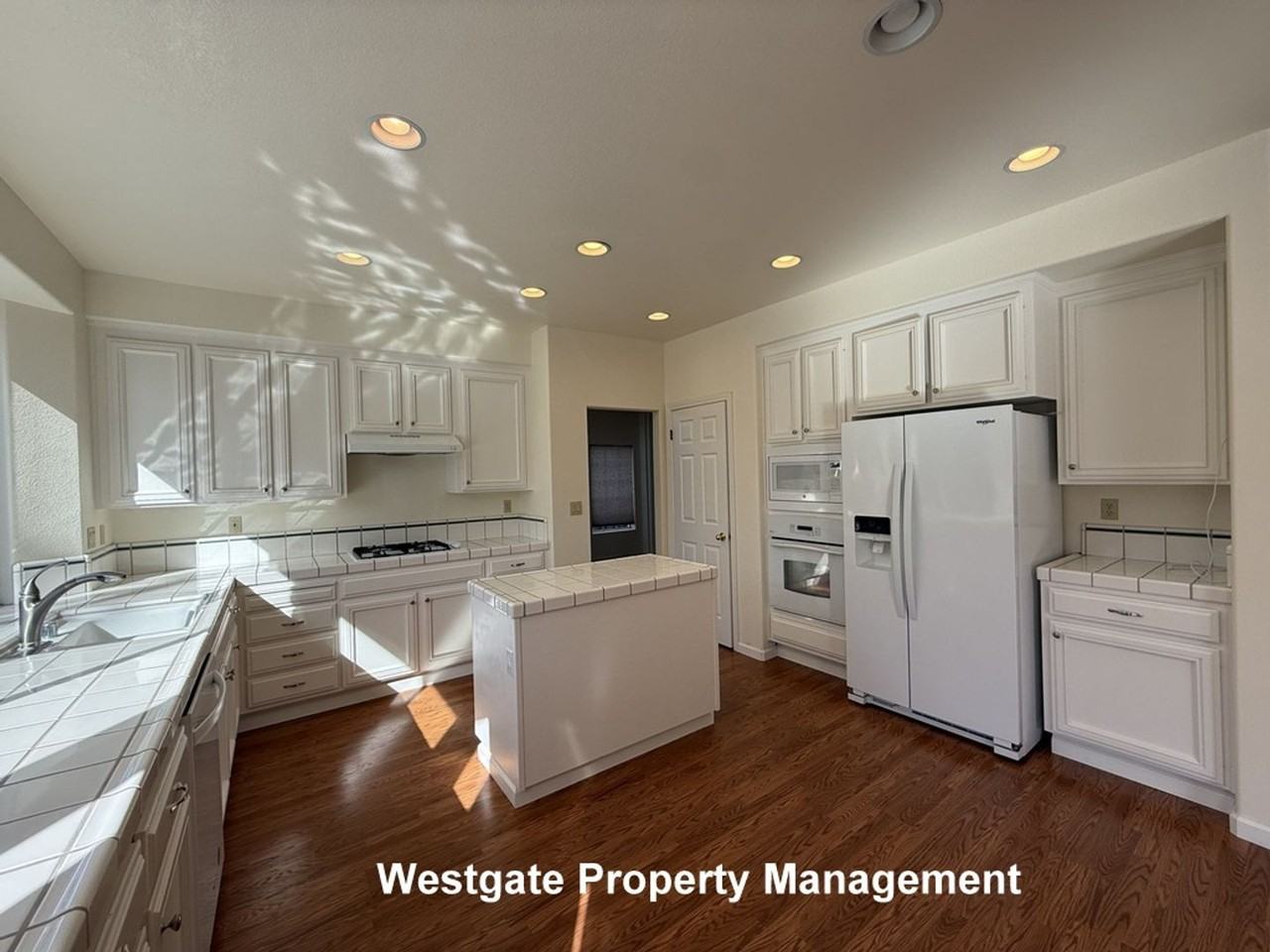 545 Almanor St - Photo 6 of 25