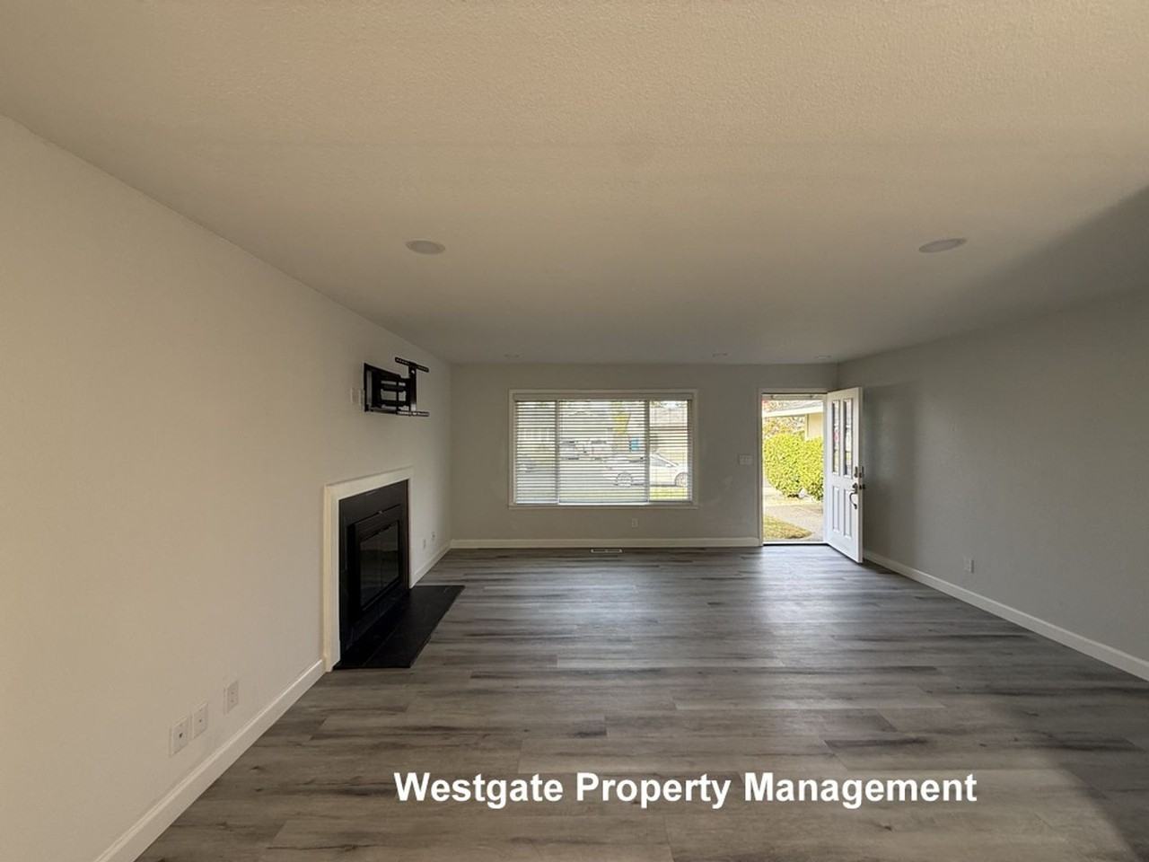 574 Lorraine Ct N - Photo 5 of 18