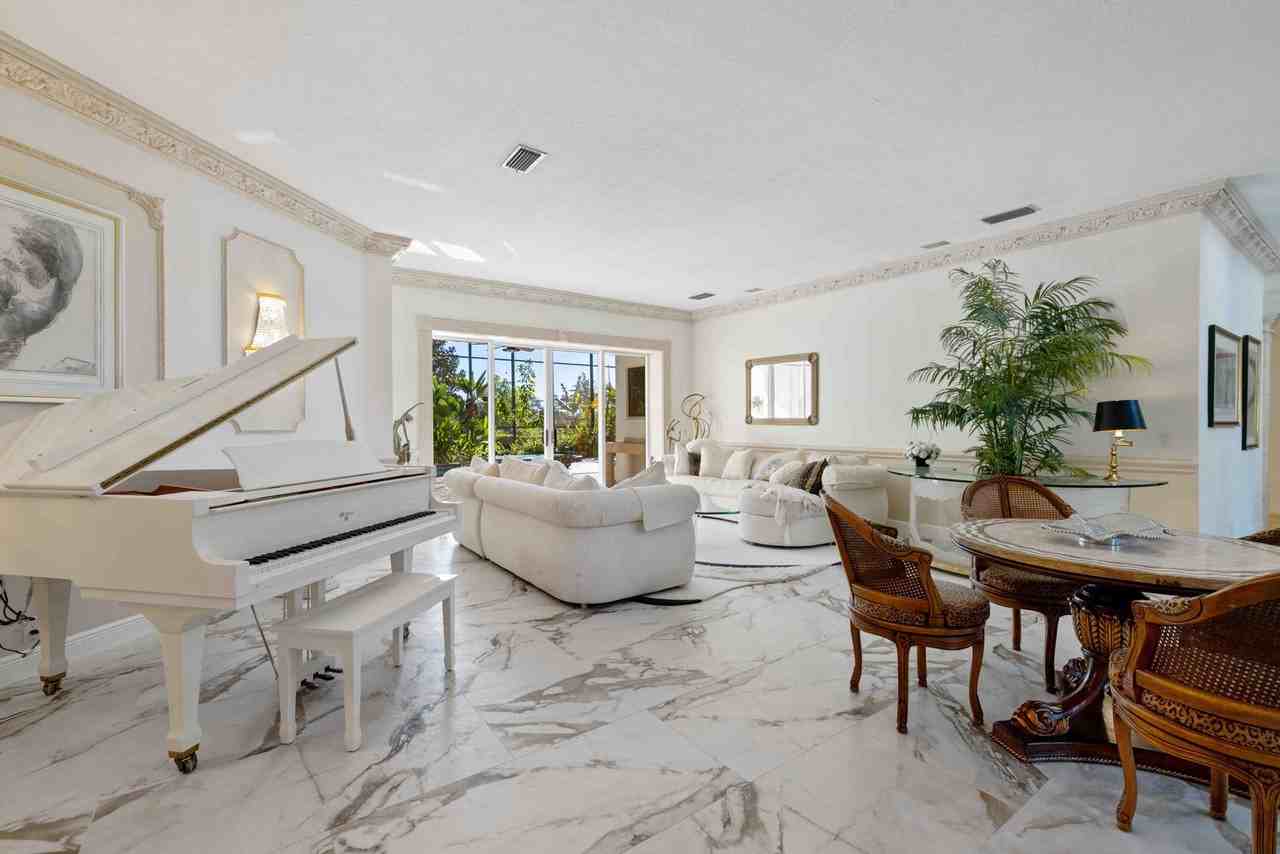 4048 Las Palmas Way - Photo 5 of 50