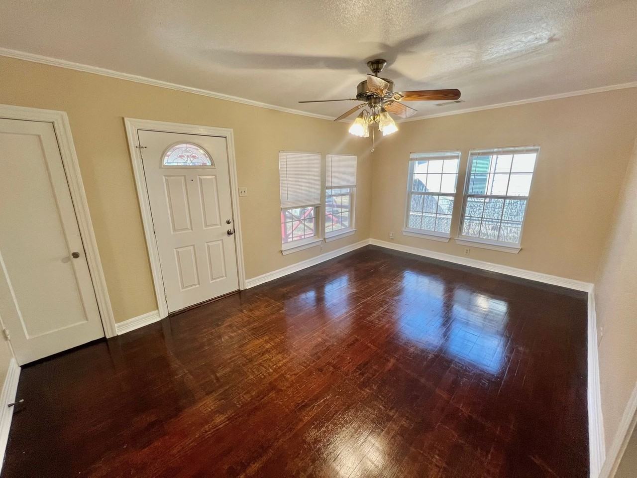 502 Zennia St - Photo 5 of 18