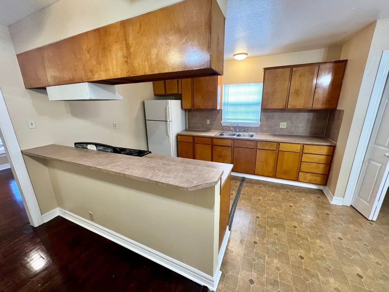 502 Zennia St - Photo 6 of 18