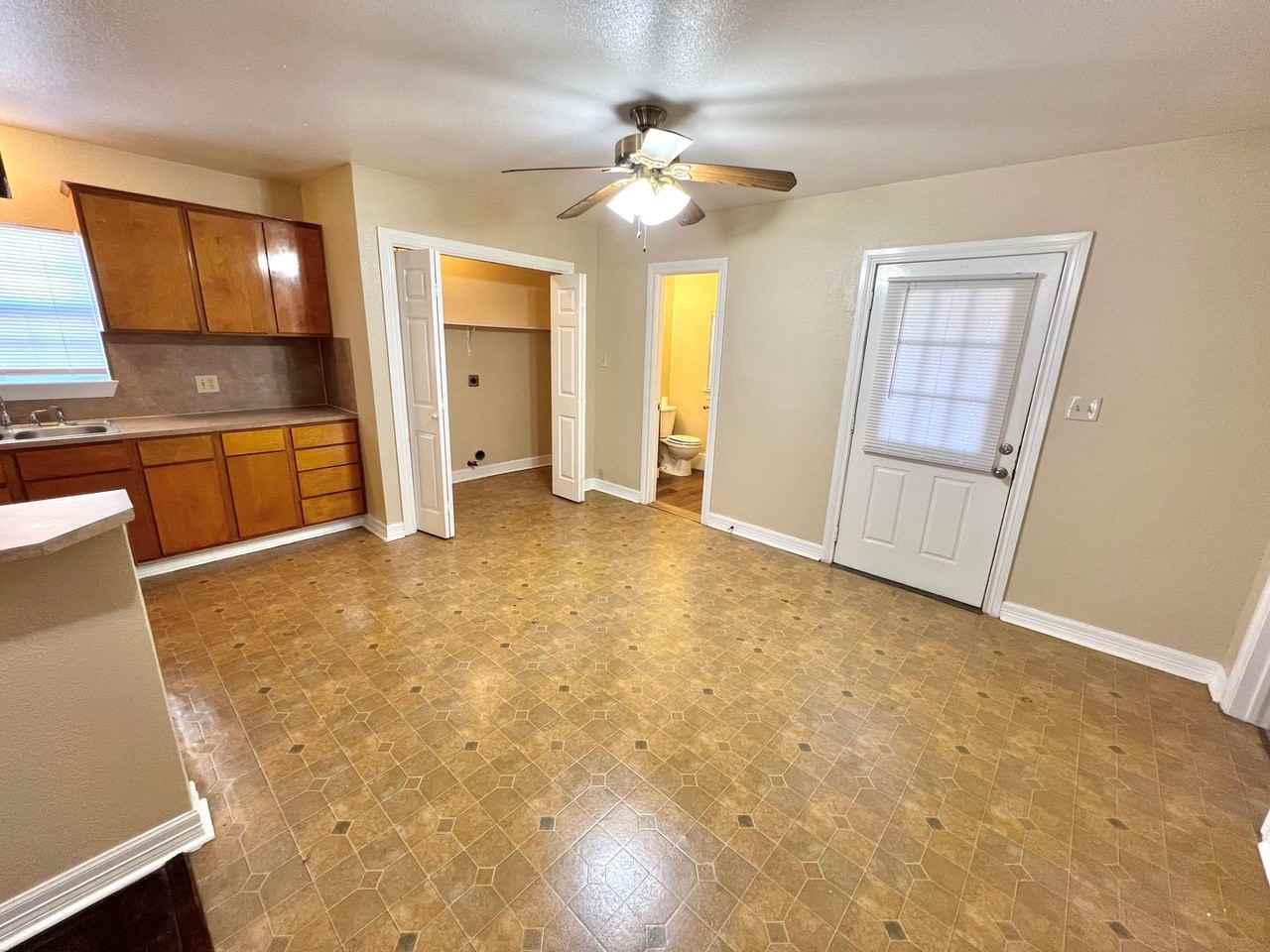 502 Zennia St - Photo 7 of 18