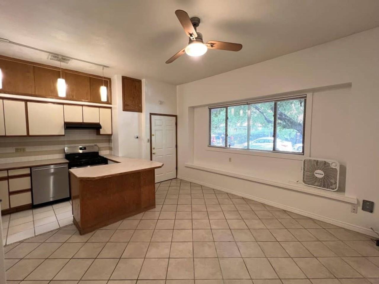 1020 Pleasant St - Photo 4 of 22