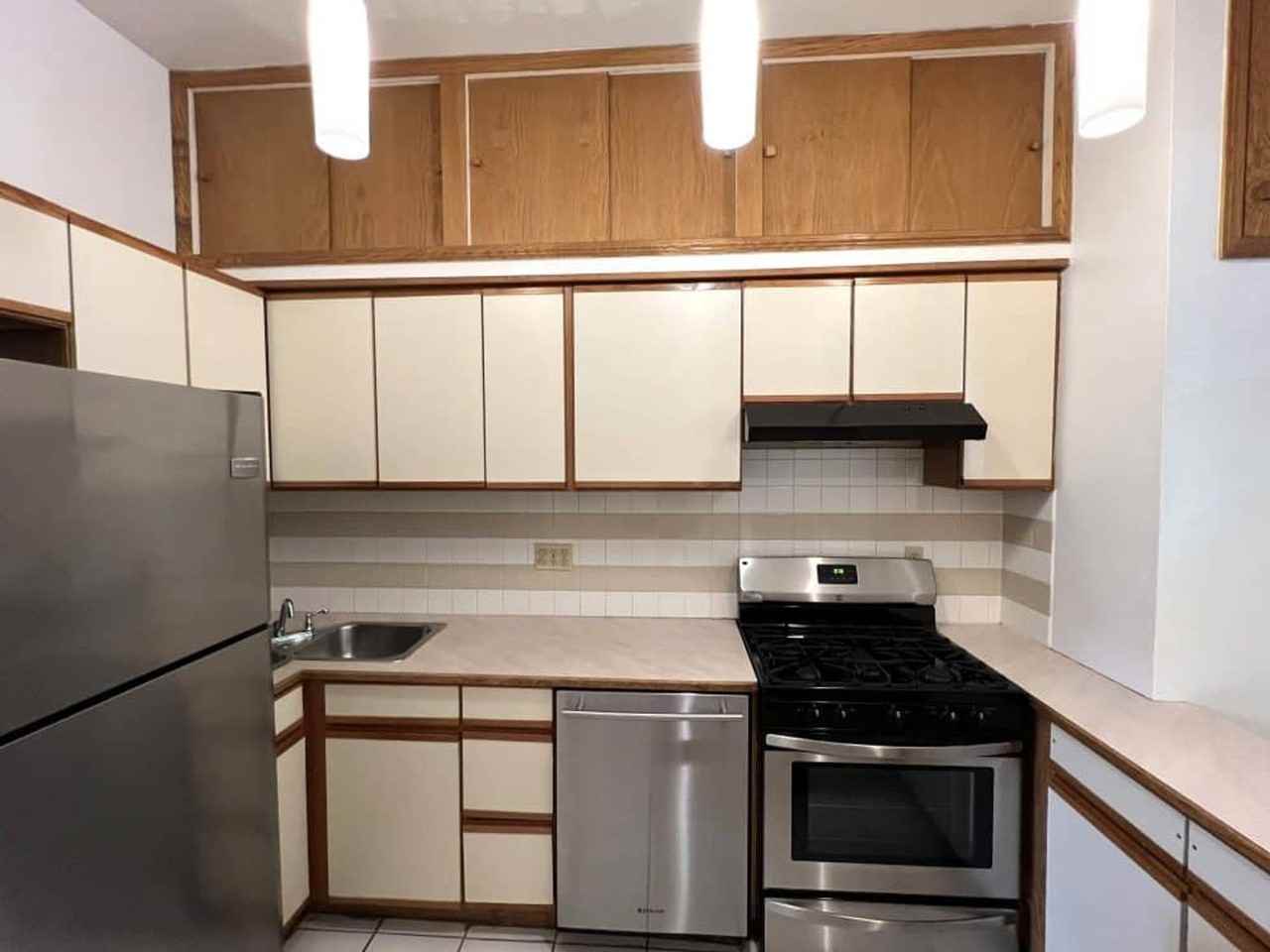 1020 Pleasant St - Photo 6 of 22