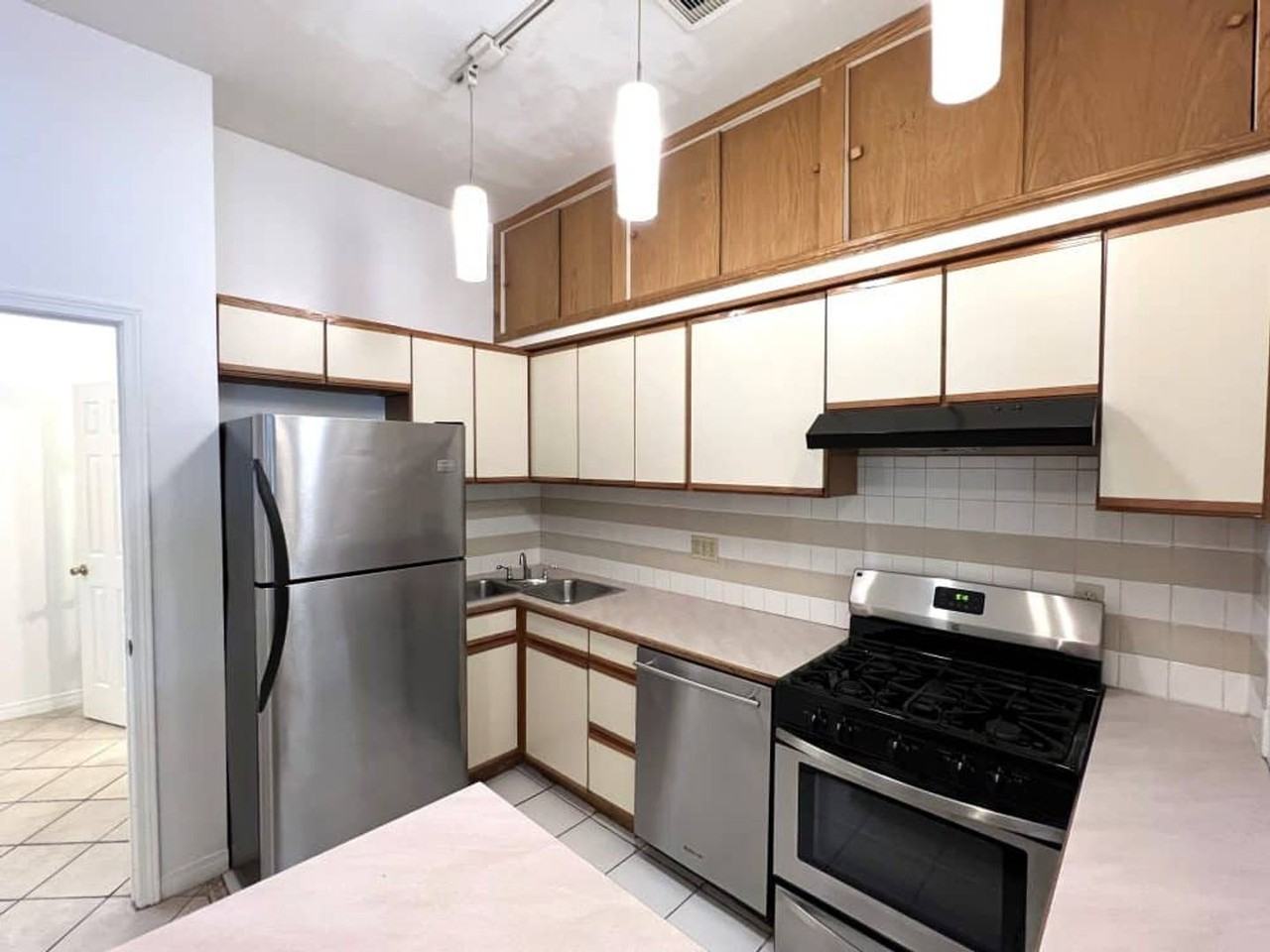 1020 Pleasant St - Photo 7 of 22