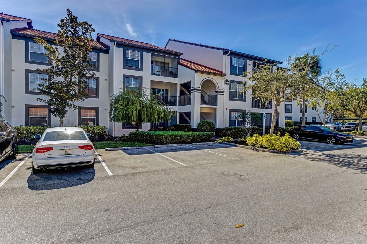 7945 Preserve Cir - Photo 5 of 20