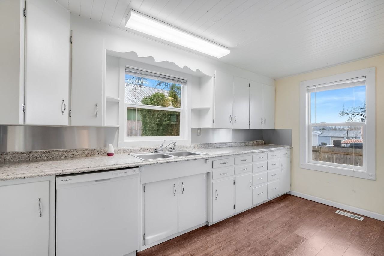 13504 Se 152nd Dr - Photo 2 of 12