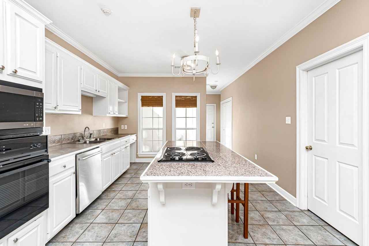 9007 Highland Rd - Photo 2 of 13