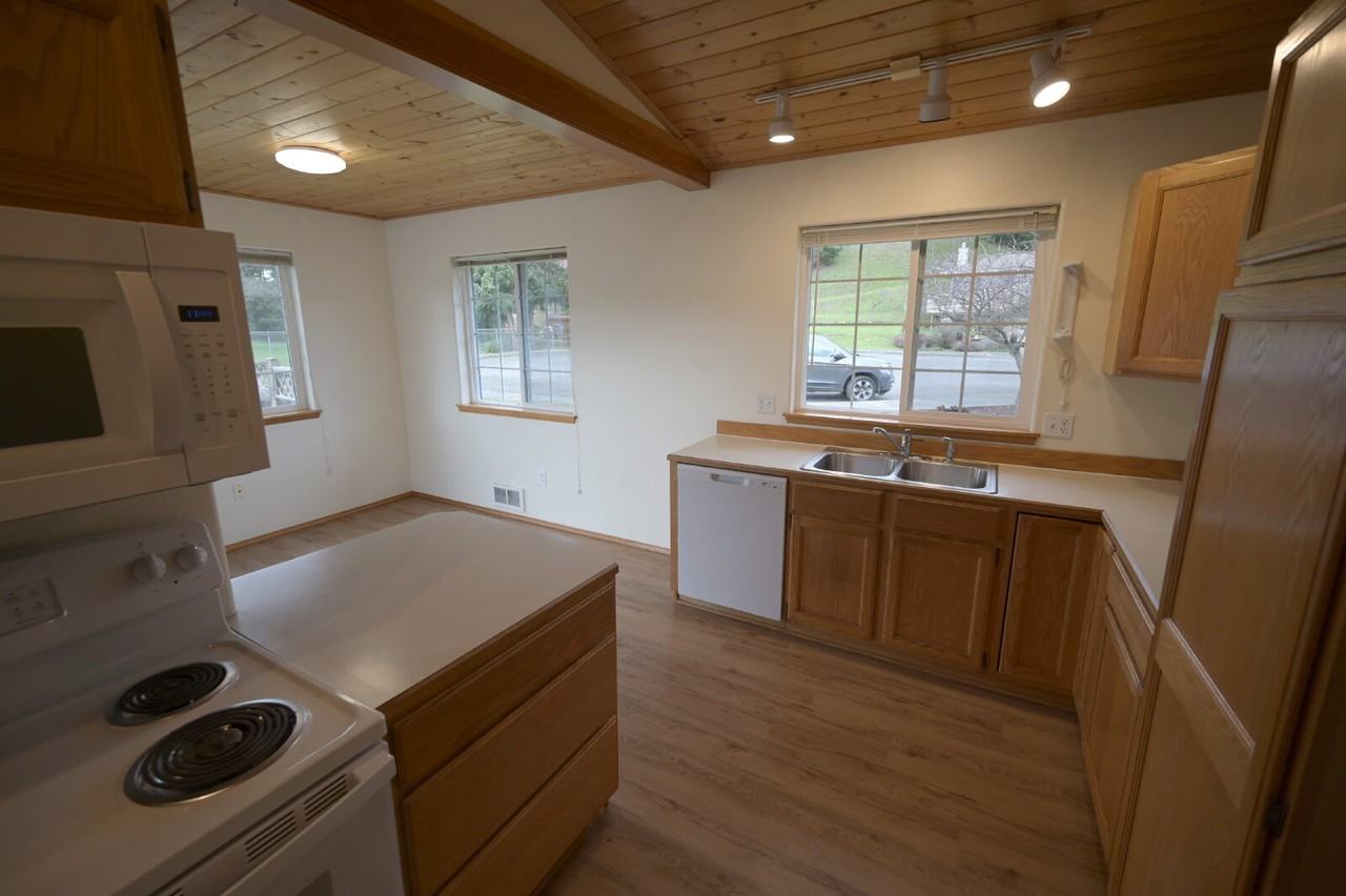 841 E Oak St - Photo 7 of 23