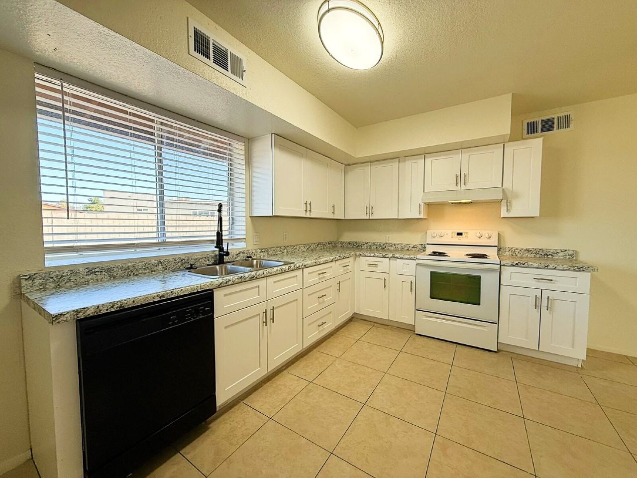 3630 E Beverly Ln - Photo 4 of 32