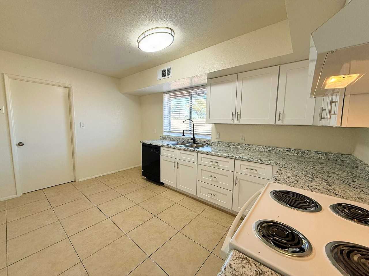 3630 E Beverly Ln - Photo 6 of 32