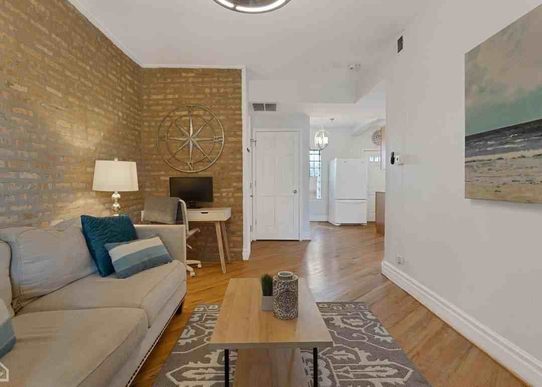 2755 W Melrose St ##1 - Photo 2 of 27