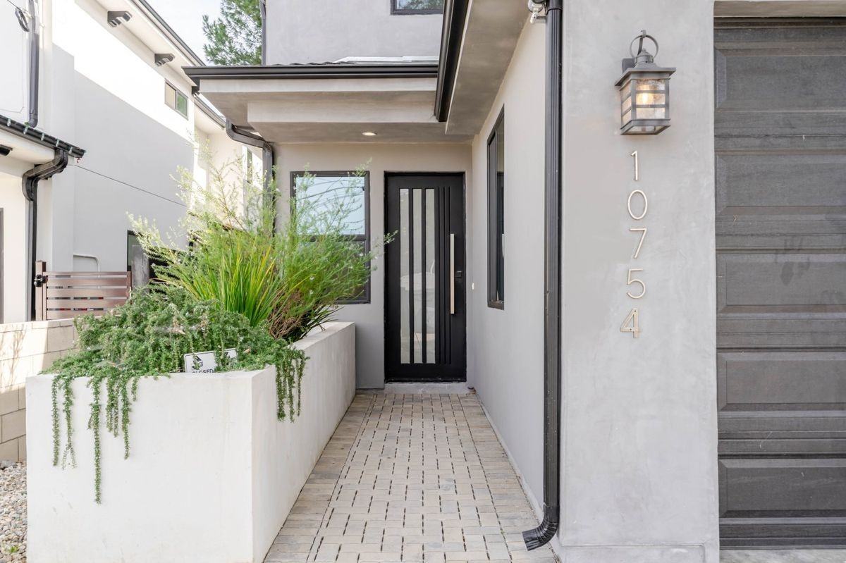 10754 Nassau Ave - Photo 2 of 39