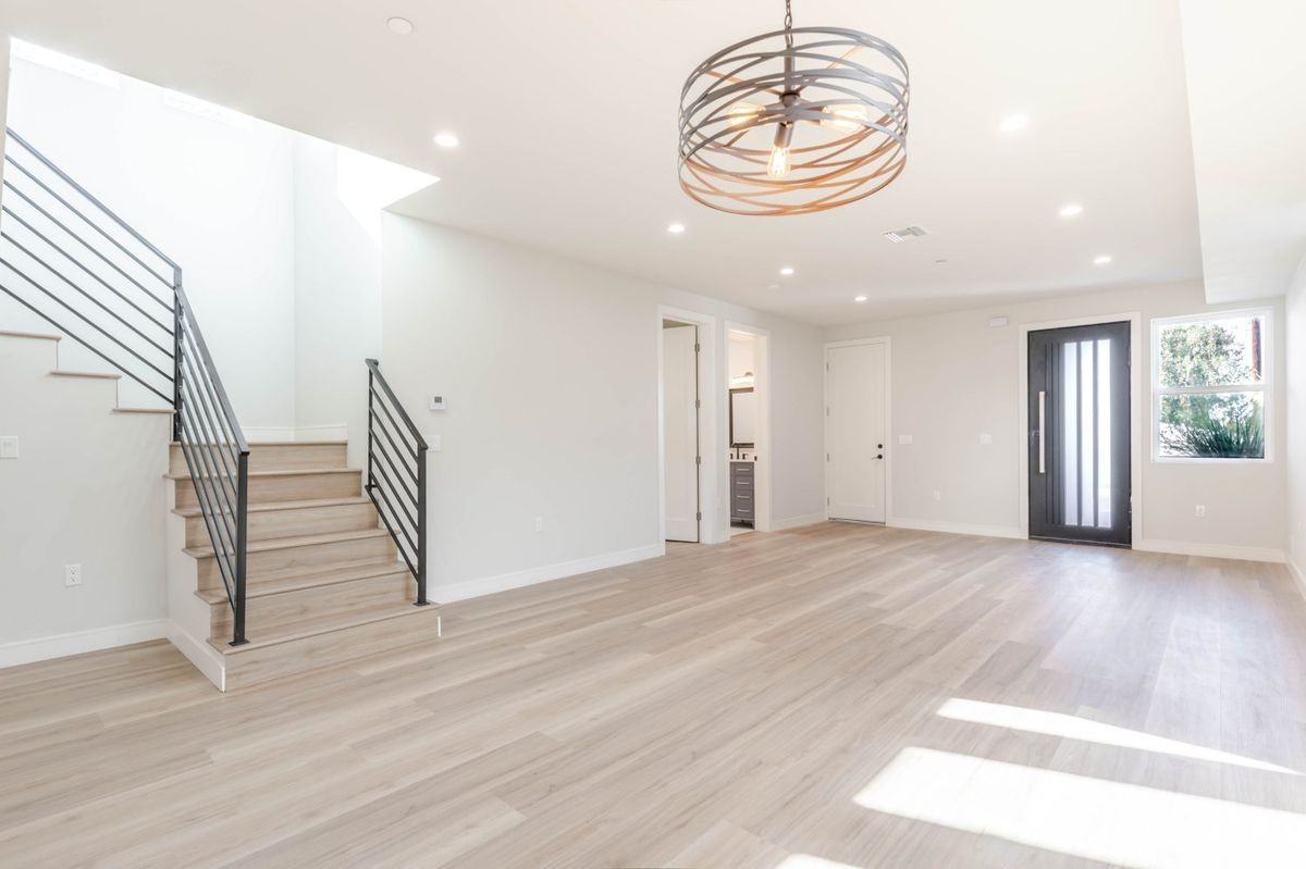 10754 Nassau Ave - Photo 3 of 39