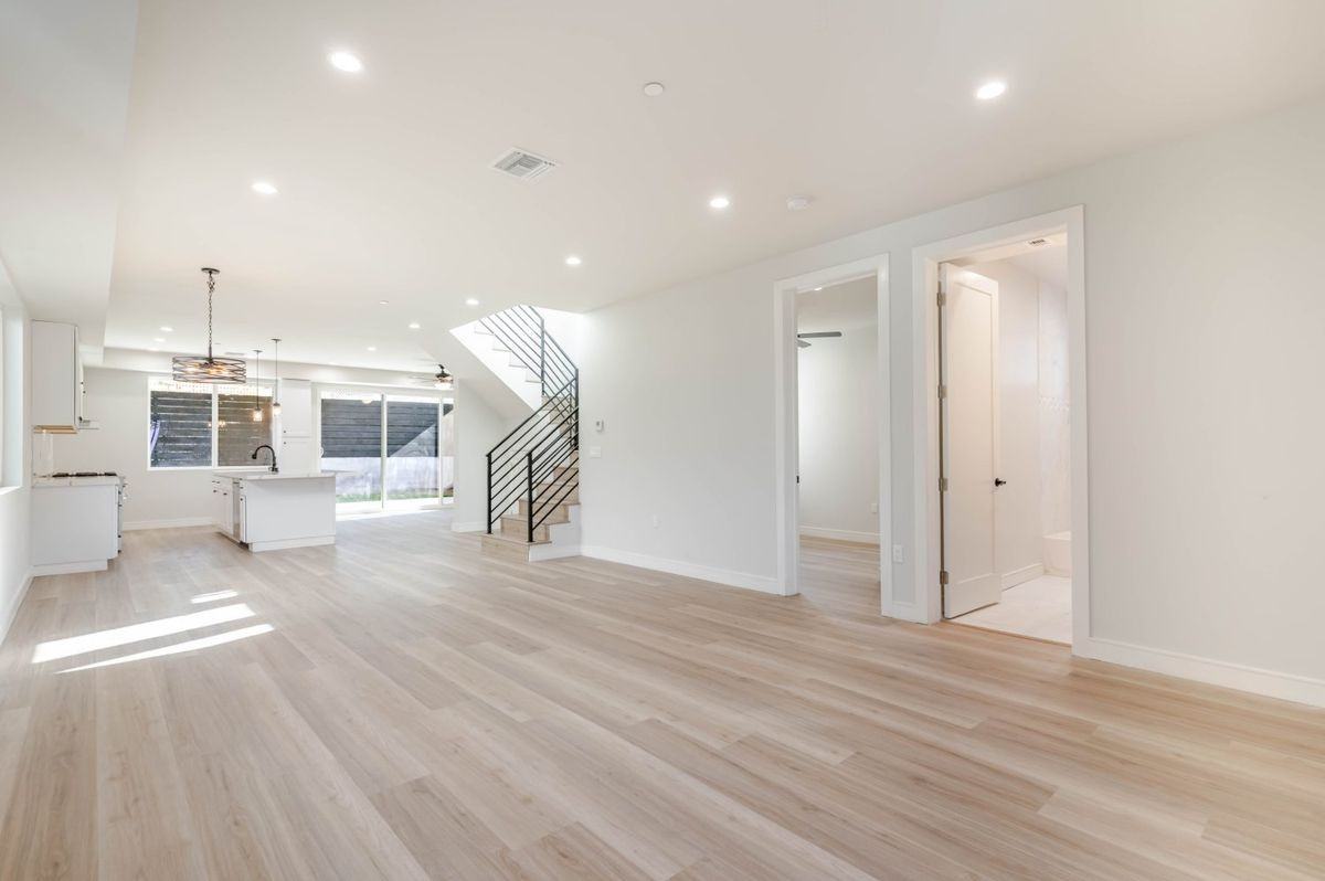 10754 Nassau Ave - Photo 4 of 39