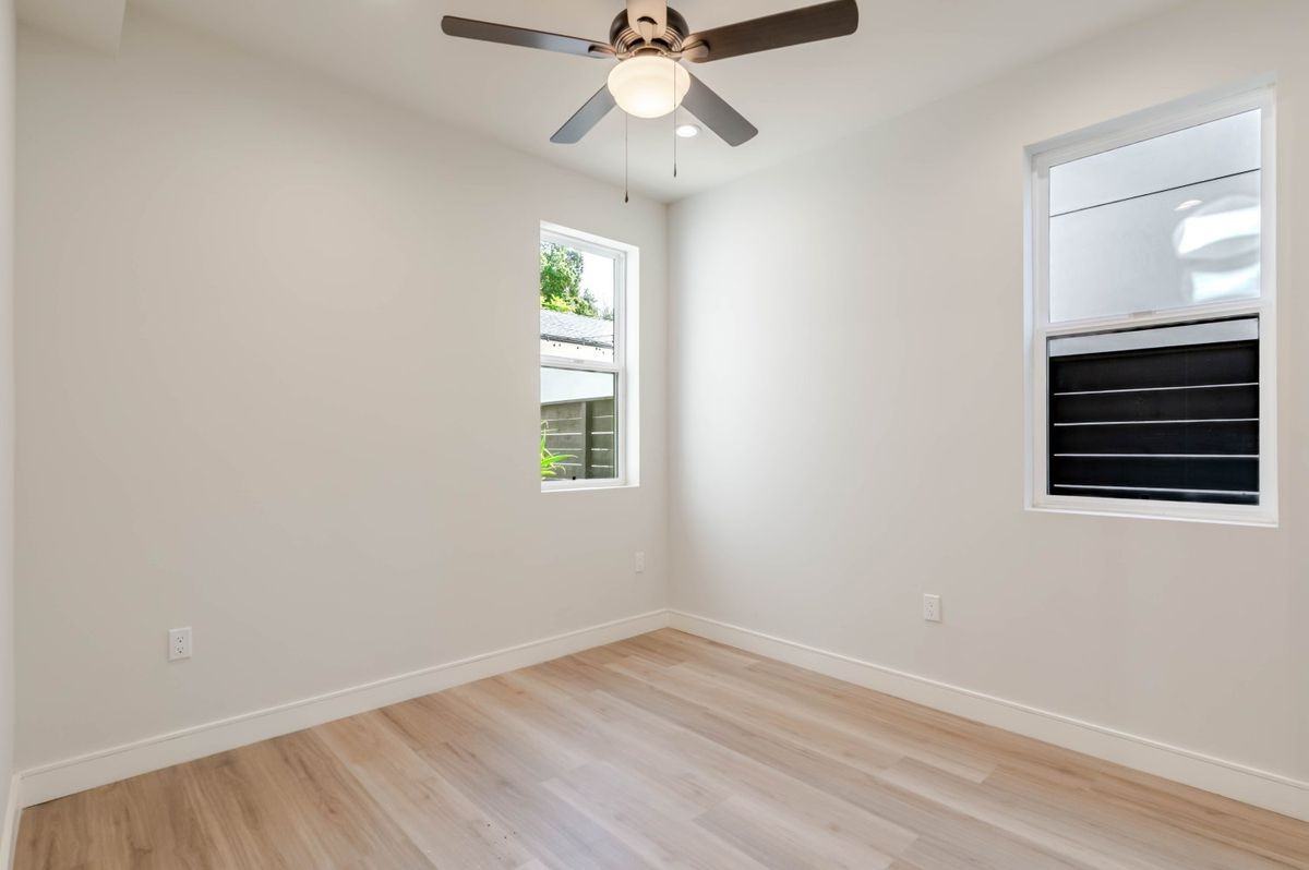 10754 Nassau Ave - Photo 6 of 39