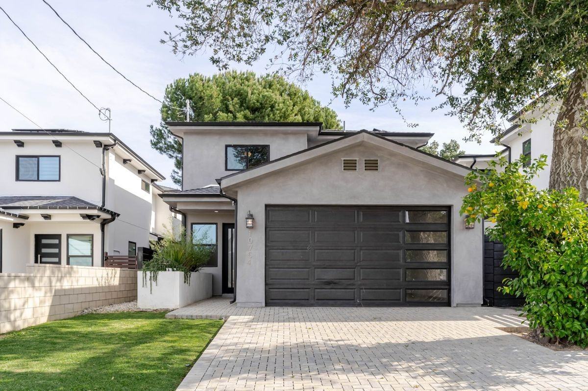 10754 Nassau Ave - Photo 7 of 39