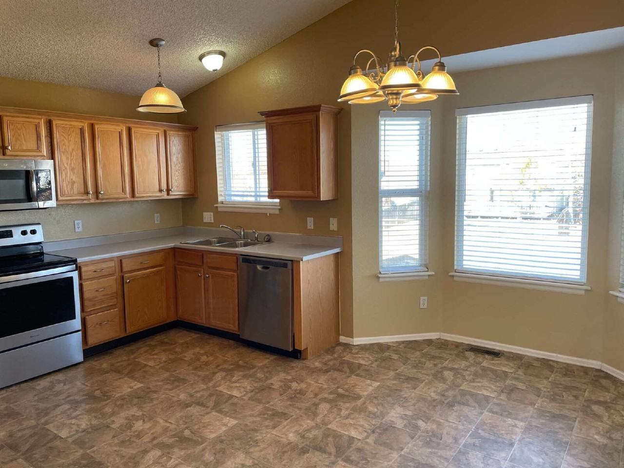 5423 S Valdai Way - Photo 6 of 25