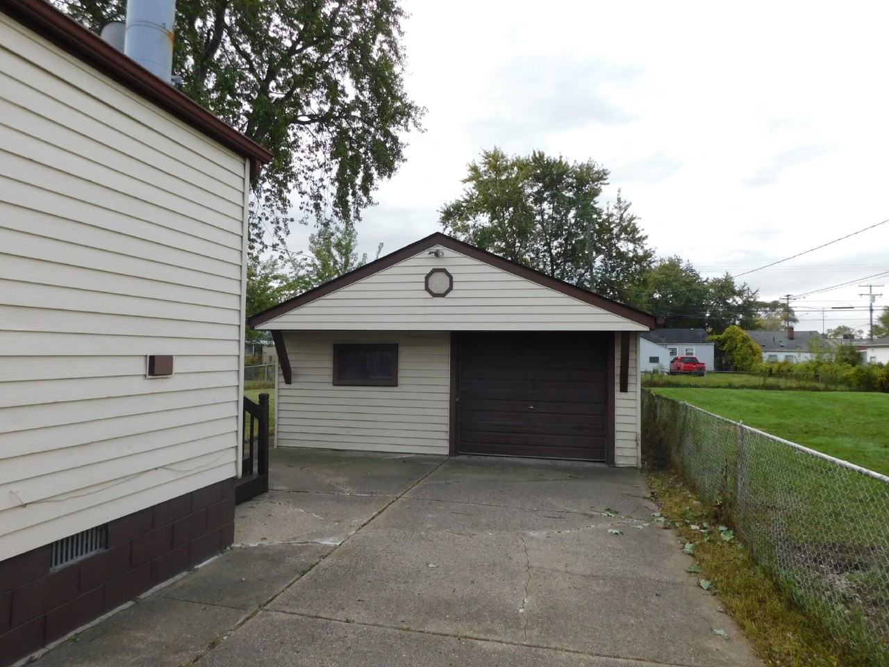 13648 Leonard Ave - Photo 2 of 13