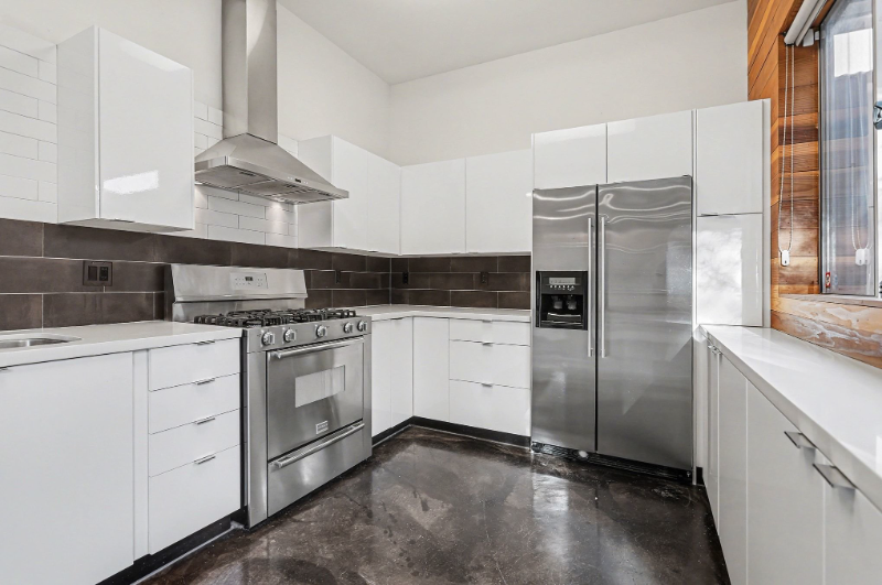 3425 Louise St - Photo 5 of 20