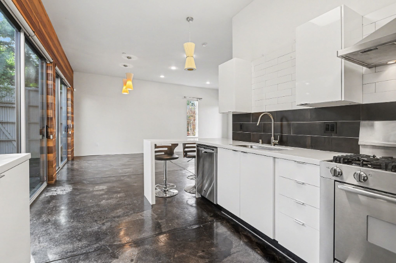 3425 Louise St - Photo 6 of 20