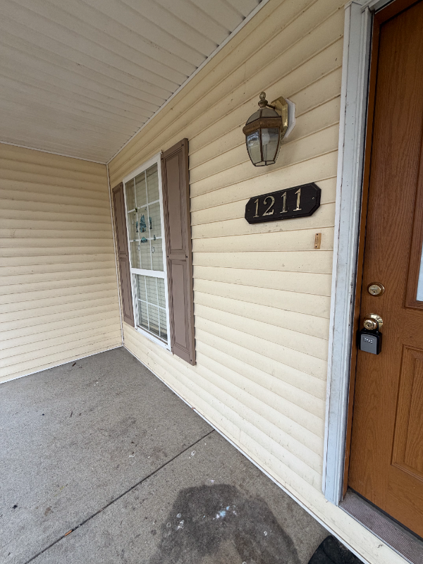 1211 Redbud St - Photo 2 of 9