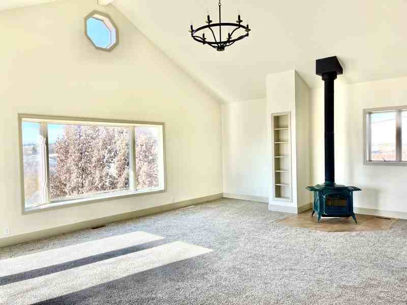 592 Locust St S - Photo 4 of 20