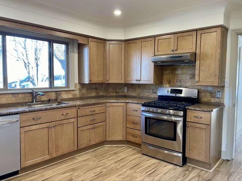 592 Locust St S - Photo 6 of 20