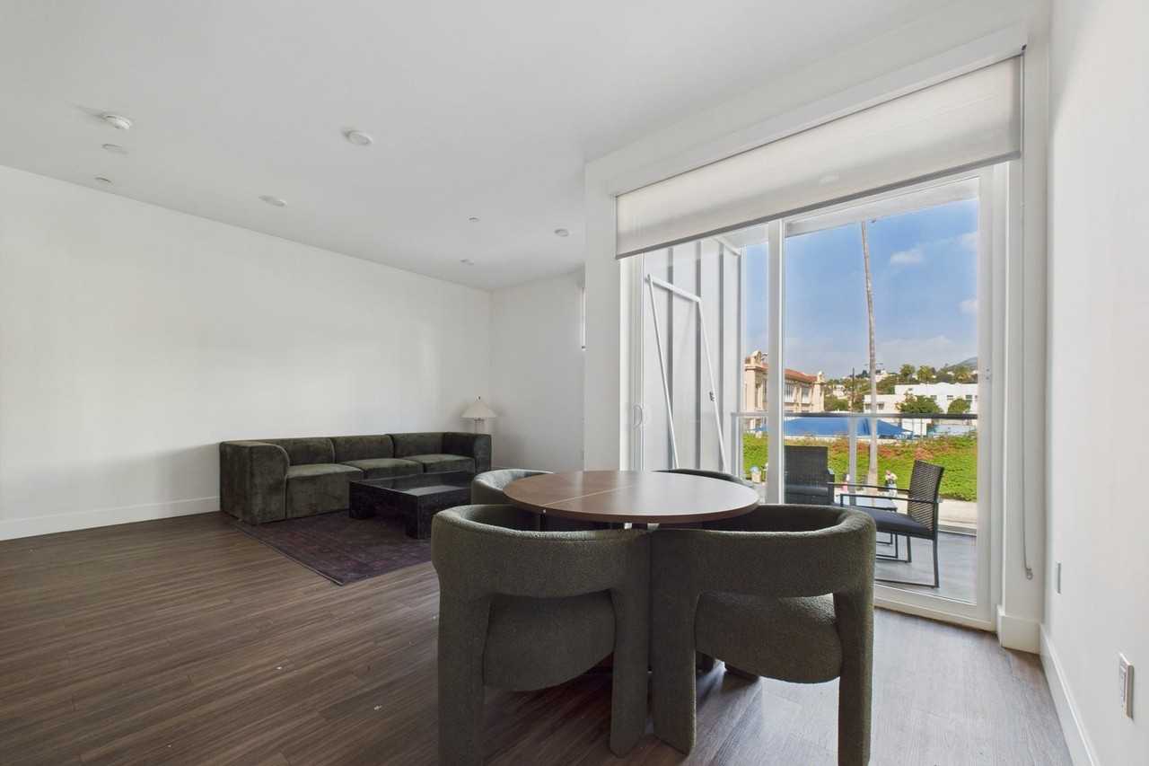 The Sunset Hue - Photo 4 of 43