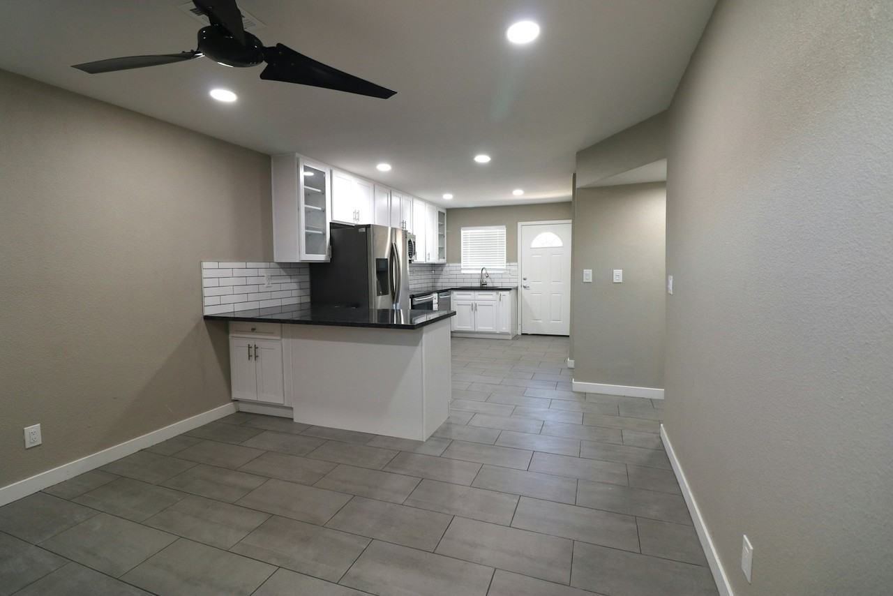 1 North Naco Way, Unit 3 - Photo 2 of 16