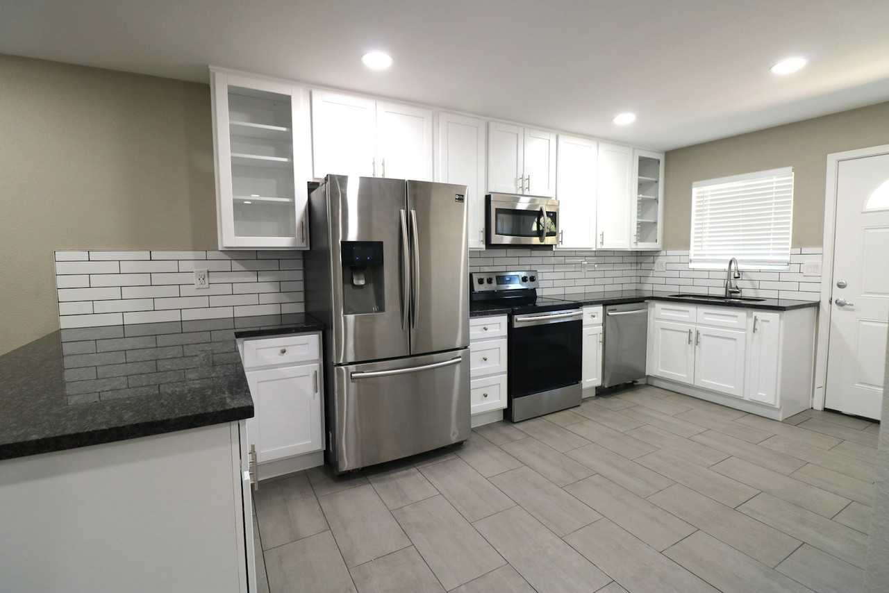 1 North Naco Way, Unit 3 - Photo 4 of 16