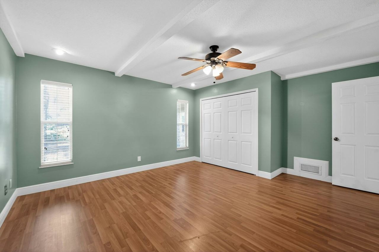 220 Valencia Ct - Photo 3 of 18