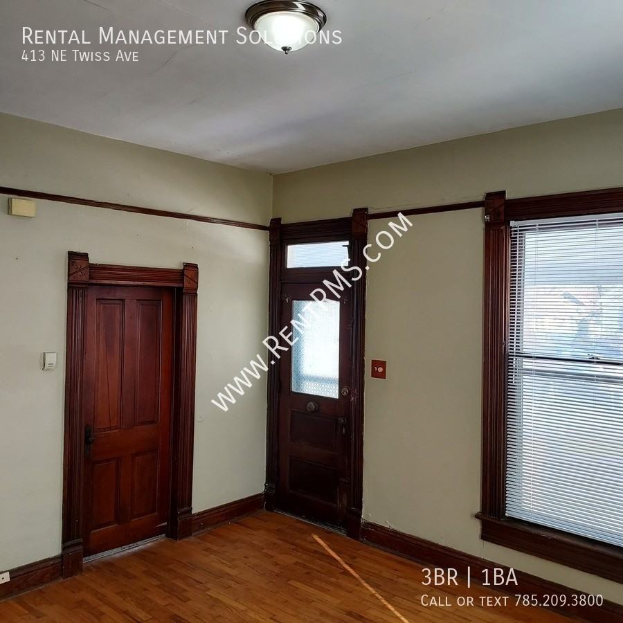 413 Ne Twiss Ave - Photo 5 of 40