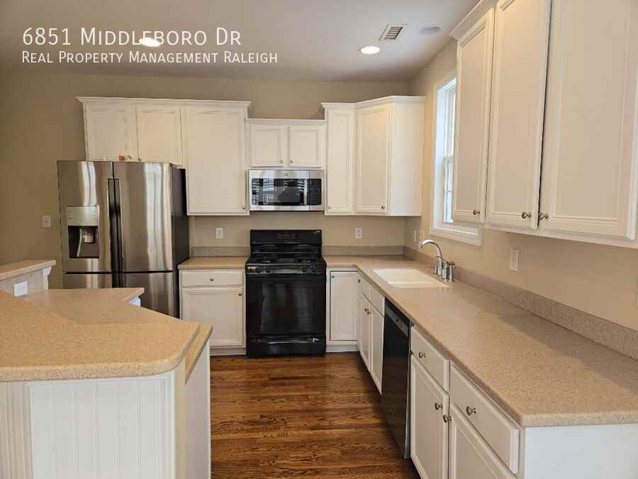 6851 Middleboro Dr - Photo 7 of 23