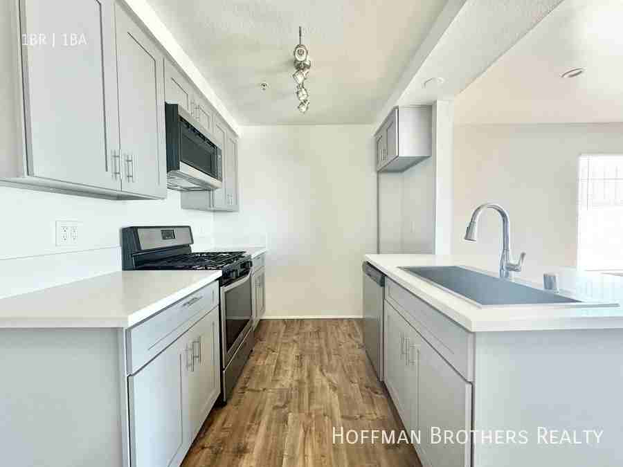 12914 Doty Ave #6 - Photo 3 of 11