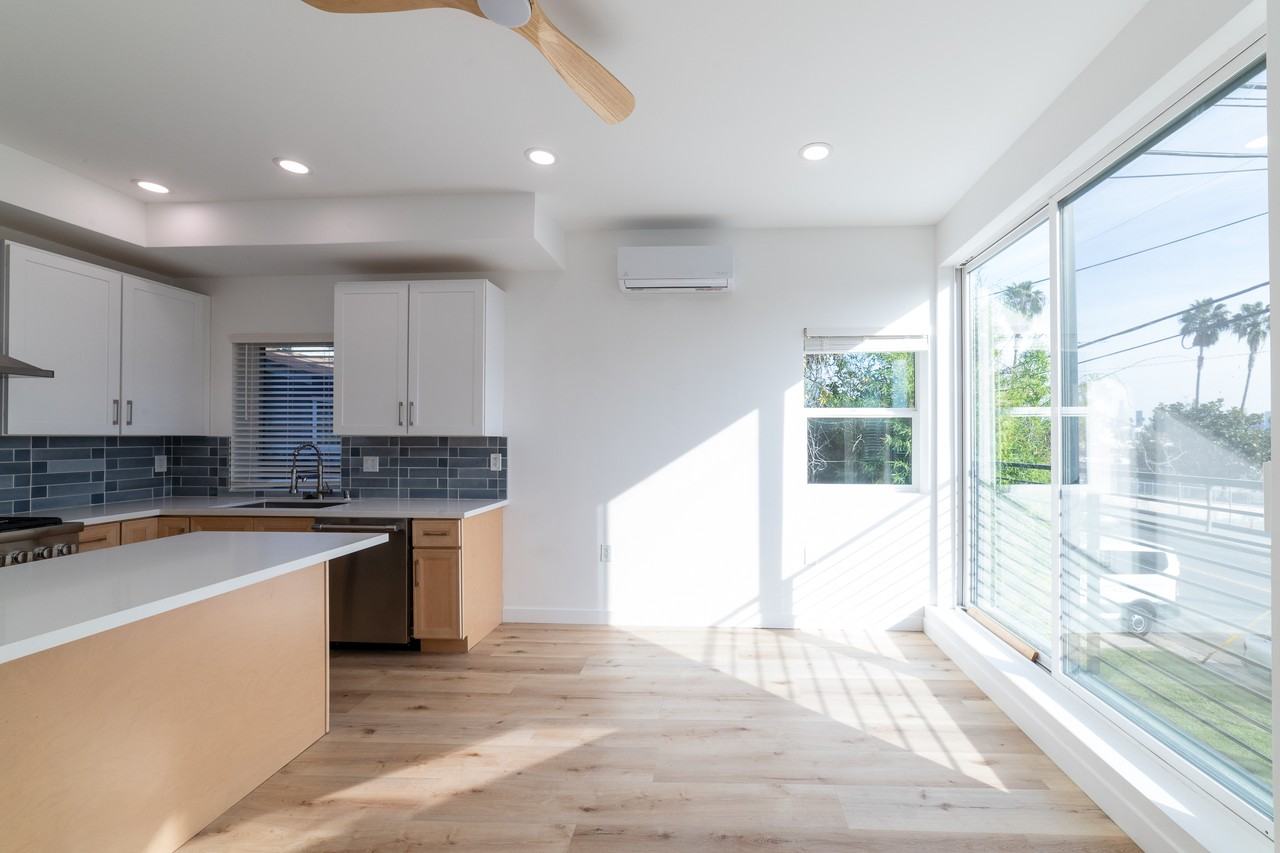 4369 Rosewood Ave - Photo 4 of 33