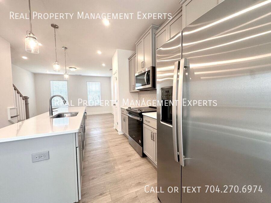 5008 Layman Dr - Photo 3 of 30