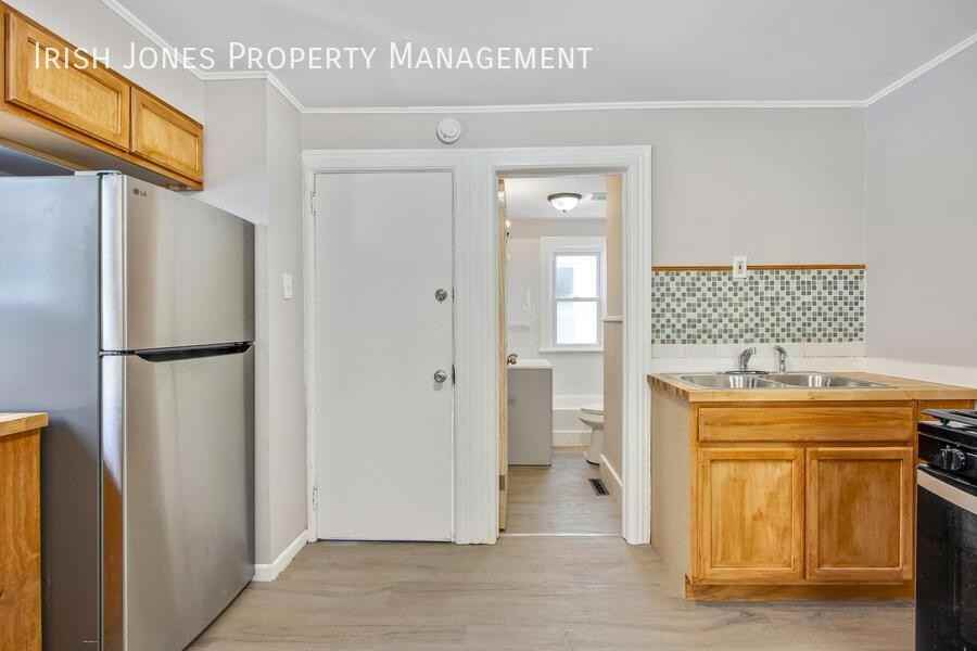 105 Howell St #1 - Photo 3 of 15