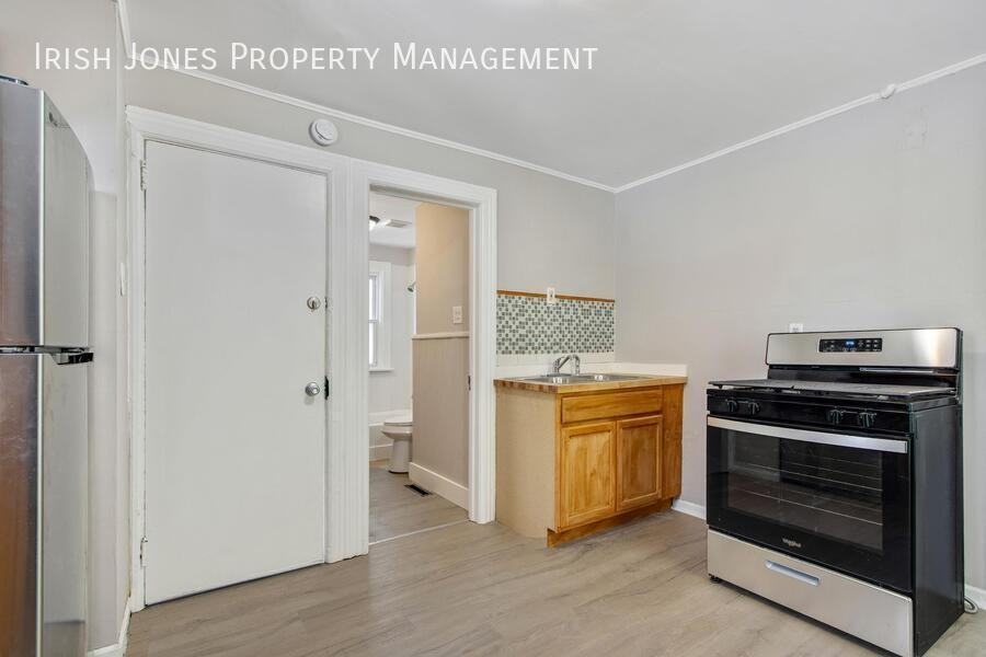 105 Howell St #1 - Photo 4 of 15