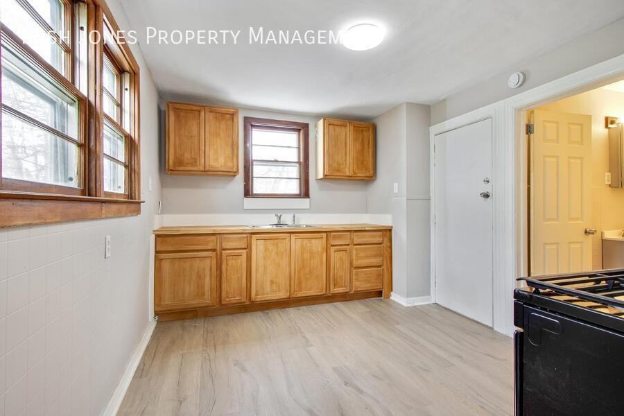 105 Howell St #2 - Photo 4 of 16