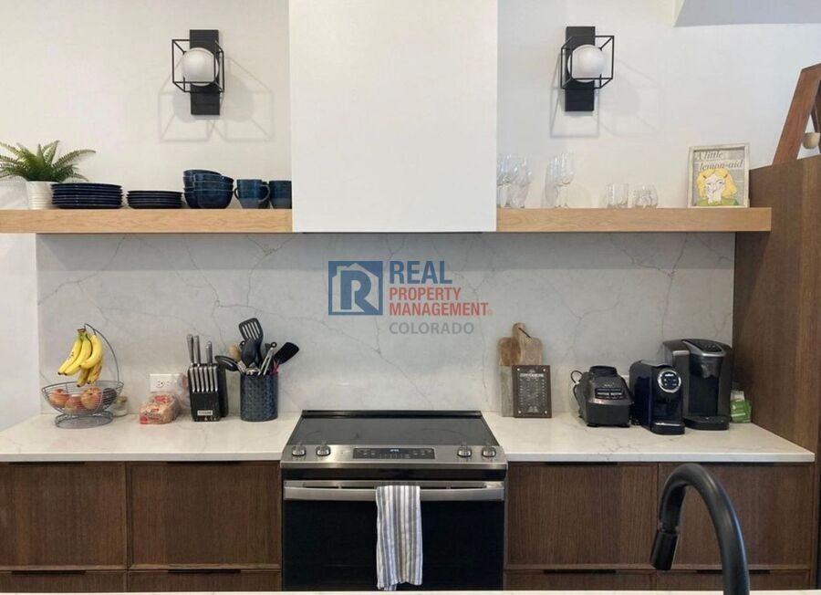 1266 Newton St - Photo 5 of 16