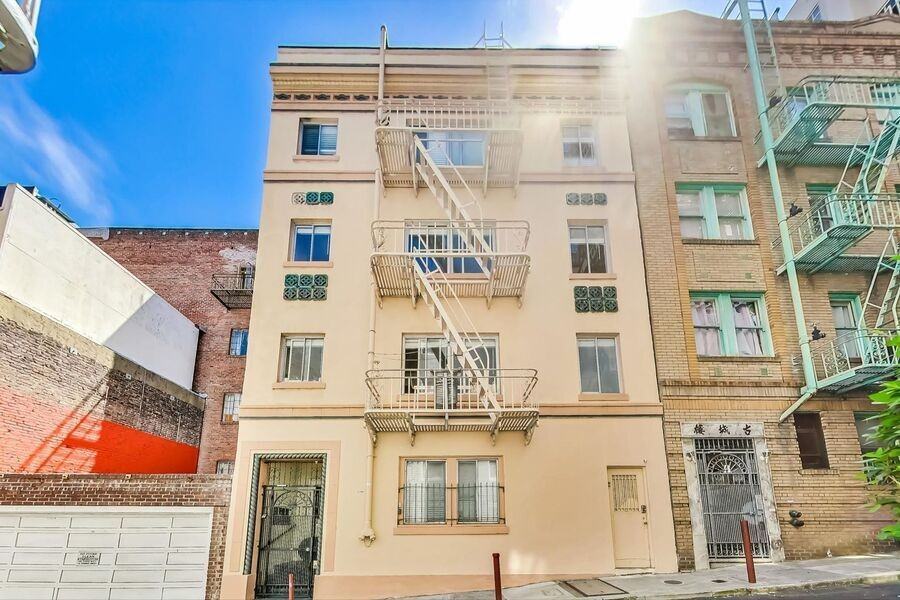 10 Brooklyn Pl #03 - Photo 2 of 8