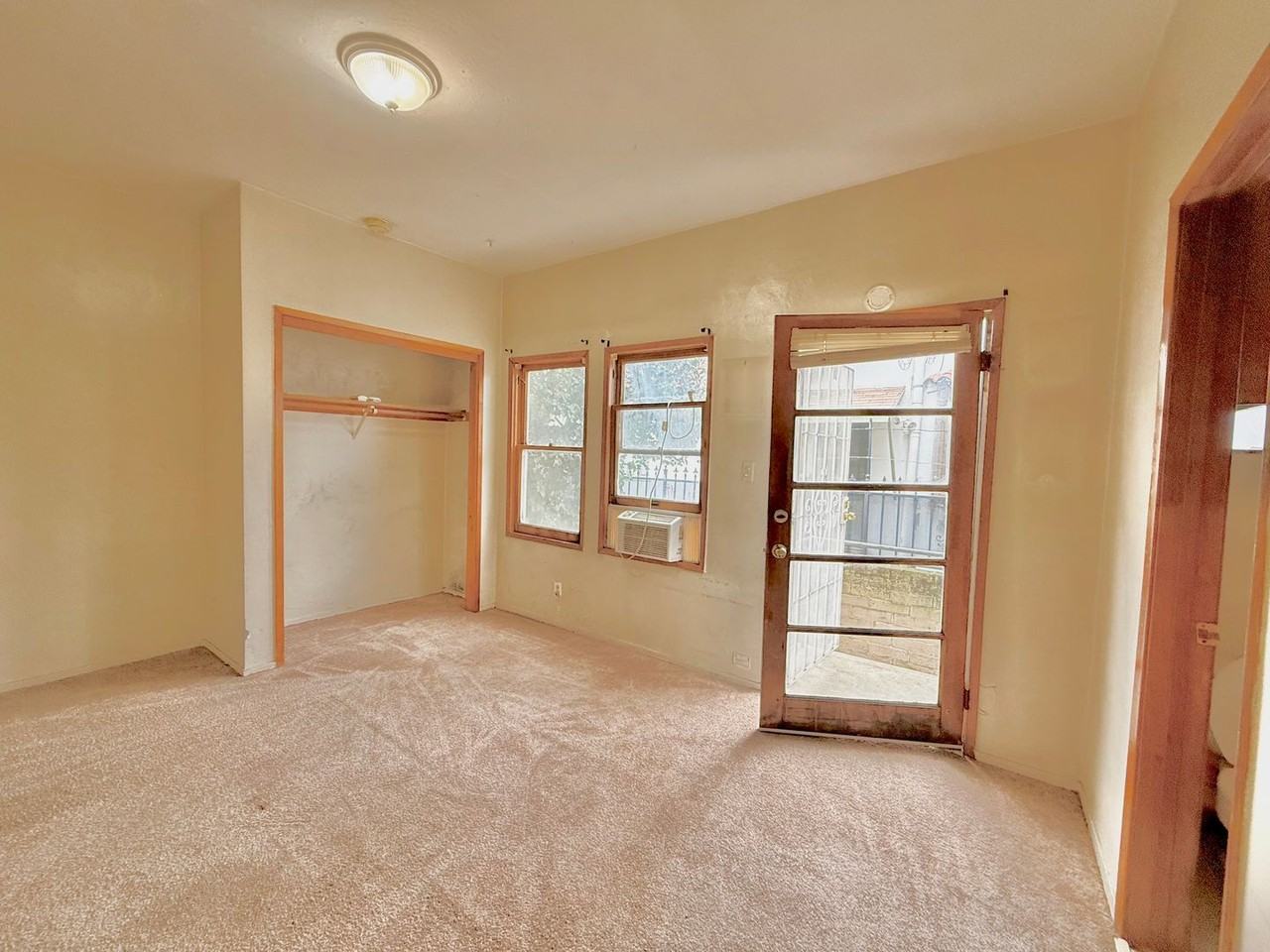 1527 N Van Ness Ave - Photo 2 of 10