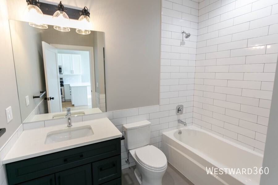 1470 W Webster Ave #204 - Photo 5 of 7